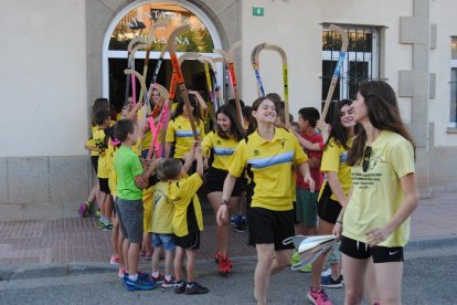 Los jugadores y jugadoras más pequeños del club hicieron un pasillo a las campeonas de Vila-sana.