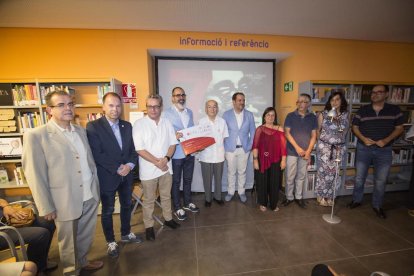 Momento de la entrega del premio, ayer, en la biblioteca municipal de Guissona.