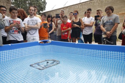 El dron submarí que van construir al taller de Gardeny.