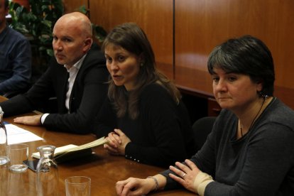 La consellera Serret, en el centro, durante la rueda de prensa de ayer.