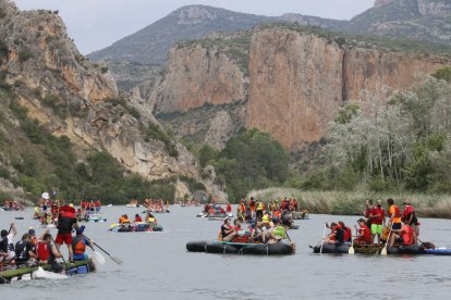 Las embarcaciones que surcaron ayer el río Segre desde Camarasa hasta la zona de la Platgeta de Sant Llorenç de Montgai. 