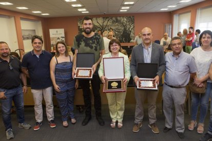 Los homenajeados posan con los miembros del consistorio.