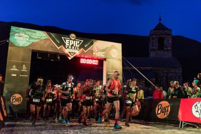 Momento de la salida, aún de madrugada, de la Ultramarathon de 105 kilómetros. 