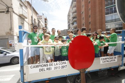 Jugadors del primer equip i de la base del DKV Borges Vall van pujar a una camioneta.