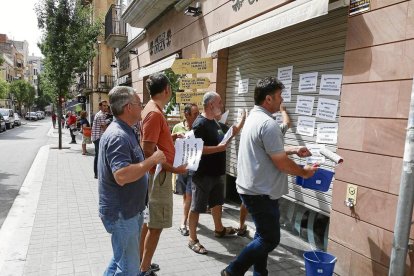 Los payeses empapelaron con carteles la tienda.