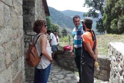 Farrero y Casas durante la visita al campo de trabajo. 