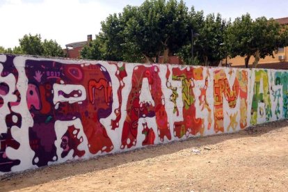 Jóvenes pintan un mural en Raimat