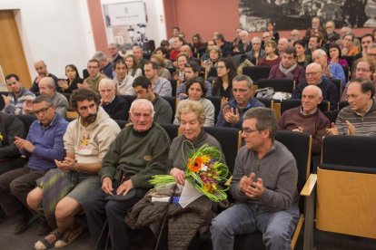 Los padres de Capdevila recibieron de manos de la alcaldesa un ramo de flores.