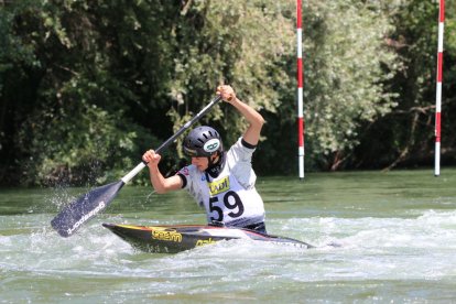 Miquel Travé, en plena acció durant la prova disputada ahir al canal de Ponts.