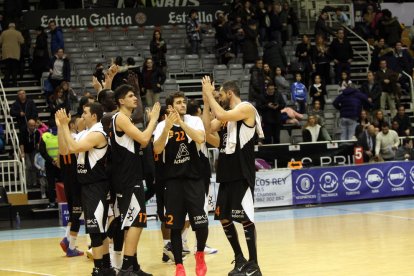 Els jugadors de l’Actel saluden després de la gran victòria.