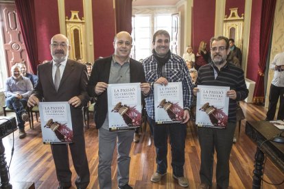 Jaume Carbonell, a la izquierda, fue ayer el pregonero de ‘La Passió’ de este año. 