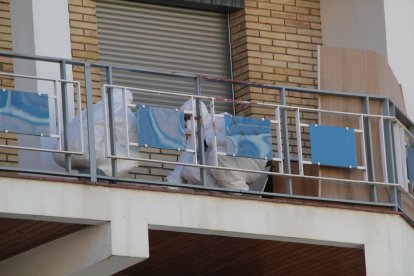 Agentes recogiendo pruebas el día de los hechos, el pasado 19 de mayo, en un piso de Alfarràs. 