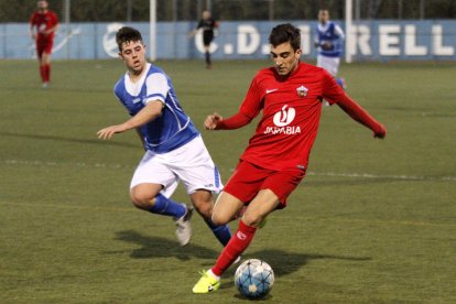 Un jugador de l’Alpicat controla la pilota davant de la pressió d’un rival, en una acció del partit d’ahir.