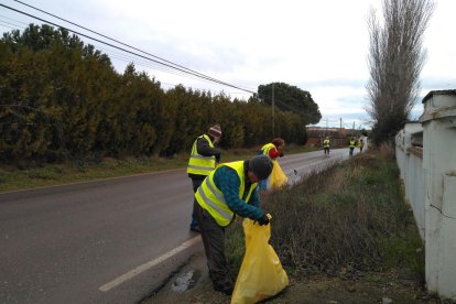 Vecinos del Camí de la Mariola limpian su partida