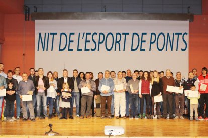 Todos los premiados, organizadores y autoridades posaron con los diplomas y trofeos al final de la gala.