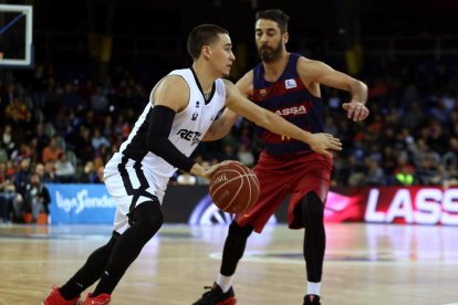 Scott Bamforth intenta irse del marcaje de Juan Carlos Navarro.