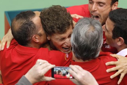 Pablo Carreño celebra amb la resta de l’equip el seu triomf davant de Mektic que va donar el pas.