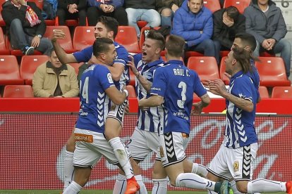 Jugadores del Alavés celebran uno de sus goles.