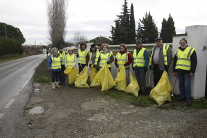 Veïns de la partida Camí de la Mariola netejant ahir els marges del camí principal.