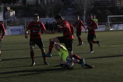 El capitán del EFAC Almacelles salta por encima de un contrario con tres de sus compañeros al fondo, en una de las jugadas del partido.