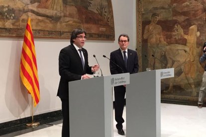 Puigdemont i Mas durant la compareixença posterior al judici pel 9N.