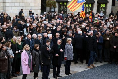 El president de la Generalitat, Carles Puigdemont (c), i la presidenta del Parlament, Carme Forcadell (2e), posen al costat de l'expresident Artur Mas (2dreta); l'exvicepresidenta Joana Ortega (e) i l'exconsellera Irene Rigau (d), a les portes del Palau de la Generalitat, als qui han acompanyat al seu recorregut a peu fins i tot el Tribunal de Justícia de Catalunya (TSJC).