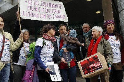 Presentan más de 100.000 firmas para que un niño pueda tener dos madres