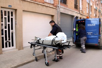 Momento en que los servicios fúnebres retiran el cuerpo de la mujer.