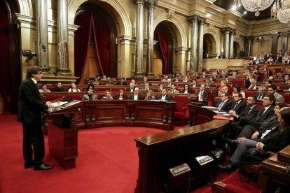 Un moment de la intervenció del president Puigdemont aquest dimecres al Parlament.