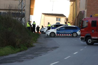 Serveis d'emergència al lloc on un cotxe ha atropellat mortalment un nen de 3 anys.