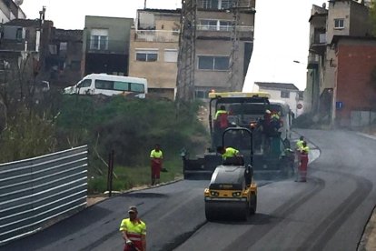 Operaris treballant ahir al carrer Cavalleria.