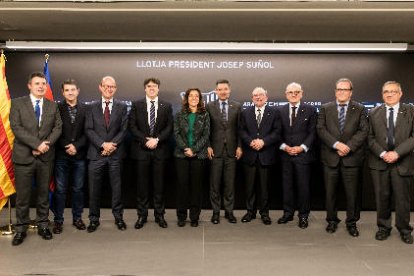 Foto de família de Bartomeu, directius del club i presidents de diputacions, com Joan Reñé.