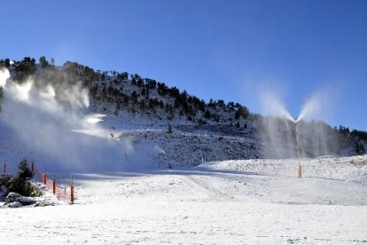 Imatge d’arxiu de canons de neu en funcionament a les pistes d’esquí de Baqueira.