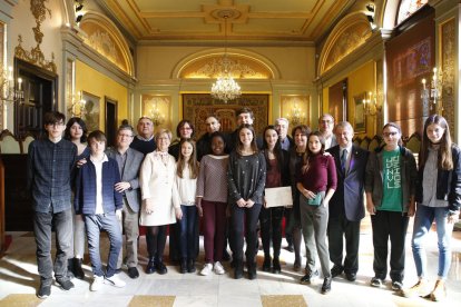 Guanyadors i finalistes del concurs, ahir, amb membres del jurat i regidors de la Paeria.