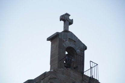 El punt més alt de la creu, sobre l’espadanya del temple, és on busquen col·locar-se les cigonyes.