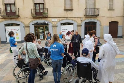 Voluntaris que col·laboren amb el centre Mare Güell de Cervera.