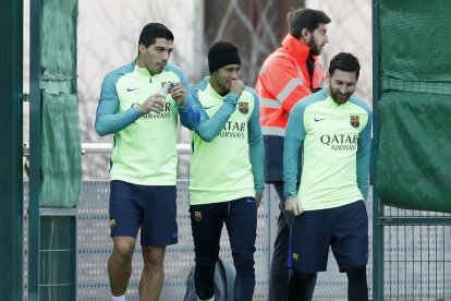 Luis Suárez, Neymar i Messi, ahir durant l’entrenament.