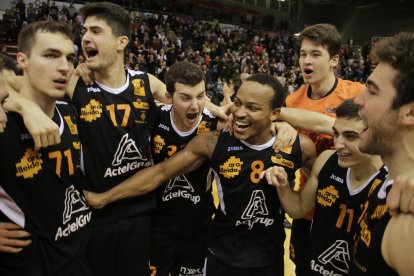 Nevels celebra amb els seus companys la victòria sobre el líder Oviedo en un final de partit apoteòsic al Barris Nord.