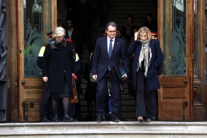 Irene Rigau, Artur Mas y Joana Ortega a la salida del Palau de la Justicia.