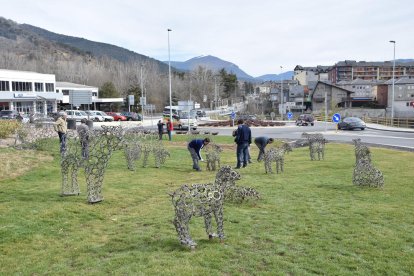 Veinte esculturas evocan la producción quesera en la entrada a La Seu