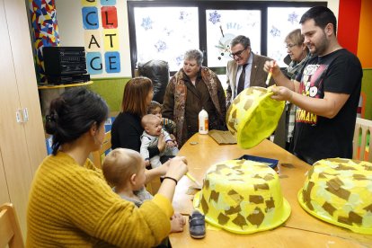 Ros, Parra i Guerrero van visitar ahir la ludoteca l’Albarés.