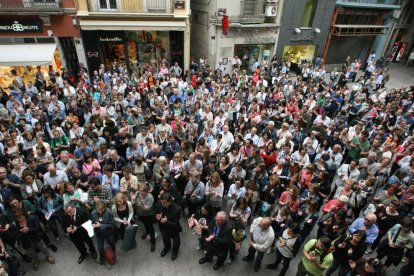 Concentració a la plaça Paeria en solidaritat amb la família del professor Abel Martínez, que va morir apunyalat per un alumne.