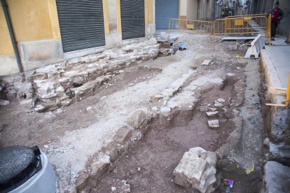 El tram del portal d’Urgell de la Tàrrega medieval que les obres han deixat al descobert.