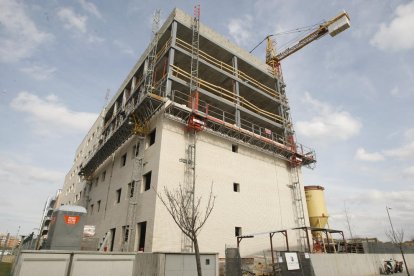 Imagen de uno de los pocos bloques en construcción ahora en Lleida.