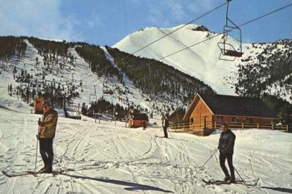 Esquiadors al telecadira dels Estanyets el 1968.