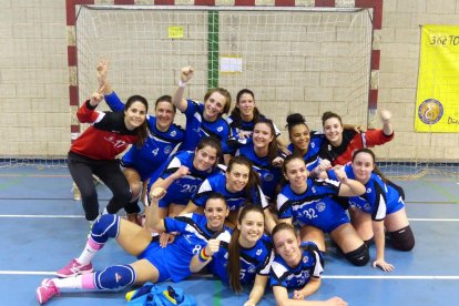 Las jugadoras de la Associació posaron eufóricas tras conseguir el objetivo de la temporada.