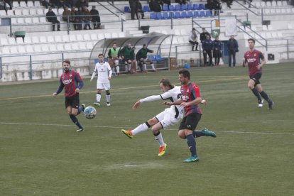 Un jugador del Borges colpeja la pilota davant de l’oposició d’un rival.