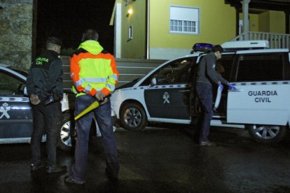 Efectius policials i d’emergències a l’exterior de l’habitatge.