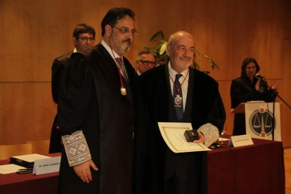 Joan Betriu (derecha), junto al decano, Jordi Albareda, ayer en el homenaje.