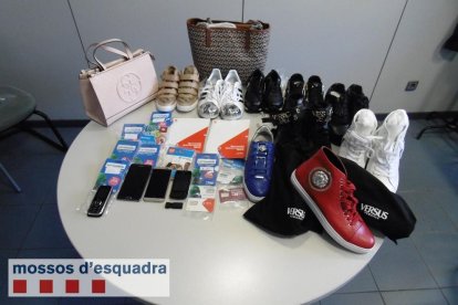 Telèfons, targetes i altres articles recuperats pels Mossos.